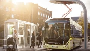 Ein Beispiel für einen vollelektrischen Stadtbus, der beim kurzen Halt geladen werden kann, zeigt Volvo in Göteborg. Foto: Volvo