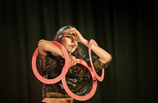Die Künstlerin Luna aus Koblenz zeigt bei der Gala, was mit Reifen möglich ist. Foto: Ines Rudel