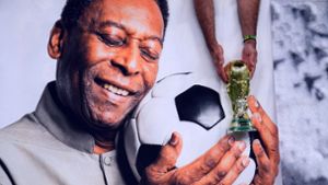 Pelé ist eine internationale Fußball-Ikone. Foto: dpa/Peter Byrne
