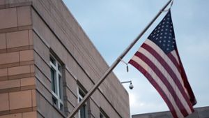 Die amerikanische Botschaft in Berlin – mit Flagge und Überwachungskamera. Foto: Getty Images Europe