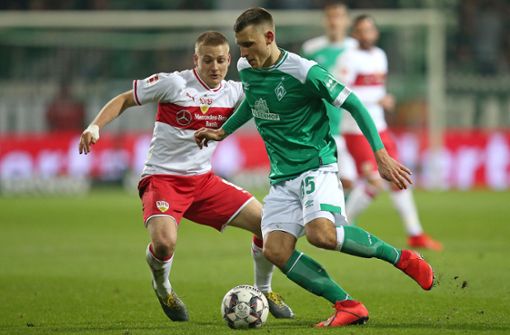 Zwei Dauerläufer im Zweikampf: Bremens Maximilian Eggestein (re.) und Santiago Ascacibar vom VfB Stuttgart. Foto: Baumann