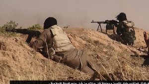 In Syrien übernahmen Isis-Milizen laut den syrischen Menschenrechtsbeobachtern in der Nähe des Ortes Dair as-Saur auch das wichtige Ölfeld Al-Omar kampflos von der dschihadistischen Al-Nusra-Front. Foto: ALBARAKA NEWS/dpa