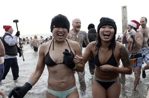 Bei Temperaturen um den Gefrierpunkt sprangen besonders Hartgesottene beim Neujahrsschwimmen in New York in den eiskalten Atlantik. Foto: dpa