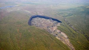 Der Batagaika-Megaslump, wie der Krater  auch genannt wird,  ist eine  Thermokarst-Vertiefung von rund einem Kilometer Länge und etwa 100 Metern Tiefe in der nordostsibirischen Taiga. Foto: AP/dpa/Uncredited