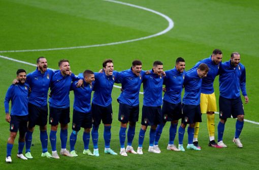 Die italienischen Fußballer singen ihre Nationalhymne vor den Spielen immer mit besonderer Hingabe, wie hier vor dem Halbfinale gegen Spanien. Foto: imago images/Shutterstock/Kieran McManus