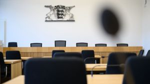 Einer leerer Gerichtssaal im Gebäude des Oberlandesgerichts in Stuttgart über den Richterstühlen: Wegen der Coronakrise werden Gerichtsverhandlungen abgesagt. Foto: dpa/Sebastian Gollnow