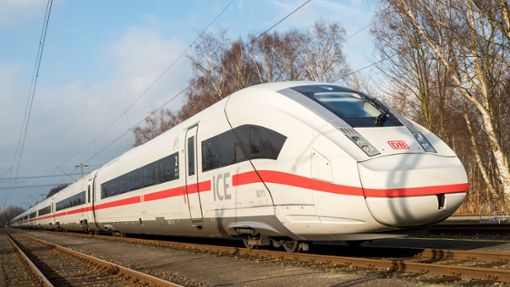Auf der Strecke von Berlin nach Hamburg entdeckte ein Fahrgast ein verdächtiges Paket in einem ICE. (Symbolbild) Foto: dpa/Daniel Bockwoldt