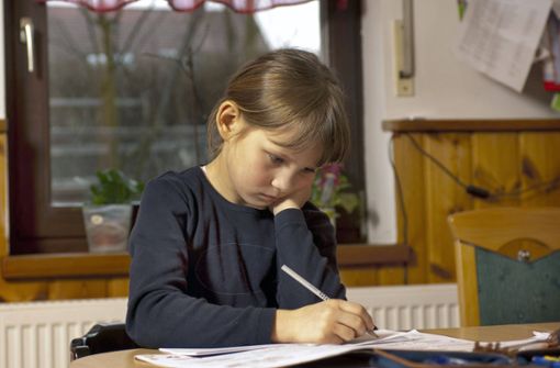 Hausaufgaben sind für viele Kinder eine lästige Pflicht. Wie bekommt man sie trotzdem gut gewuppt? Foto: imago images/blickwinkel/McPHOTO/B. Leitner