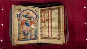 Das Ada-Evangeliar aus der  Schatzkammer der Stadtbibliothek Trier. Die kostbaren Bilderhandschriften sind rund 1200 Jahre alt. Foto: Harald Tittel/dpa