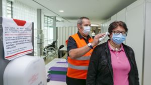 Eine Patientin bei der Temperatur-Messung im Herrenberger Krankenhaus. Dort, wo nun fünf Intensivpfleger in Quarantäne sind. Foto: factum/Simon Granville