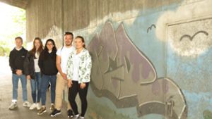 Fünf Jugendräte zeigten bei einer Radtour die umgesetzten Projekte, darunter auch dieses Graffiti mit dem JGR-Kürzel. Weitere Eindrücke von der Tour gibt es in unserer Bildergalerie. Foto: Häusser