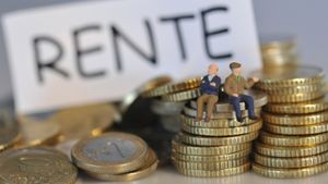 Miniatur-Figuren zweier Rentner sitzen auf Münzen vor einem Schild mit der Aufschrift „Rente“. Aus dem Stress-Job mit einem Schlag in die Rente? Viele wünschen sich einen sanfteren Übergang. Foto: dpa