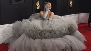 Alle mal her sehen! Die US-Sängerin Ariana Grande in einem Mädchentraum aus rauchgrauem Tüll  – eine Kreuzung aus  Eisprinzessin und  Königin Marie Antoinette Foto: dpa/Jordan Strauss