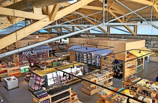 Die Verkaufsfläche in dem Neubau ist als Markthalle mit offener Dachbalkenkonstruktion gestaltet. Foto: Jürgen Brand
