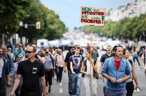 Die Demonstranten gegen die Coronapolitik am 1. August in Berlin sehen sich offensichtlich als Diktatur-Opfer. Foto: dpa/Fabian Sommer