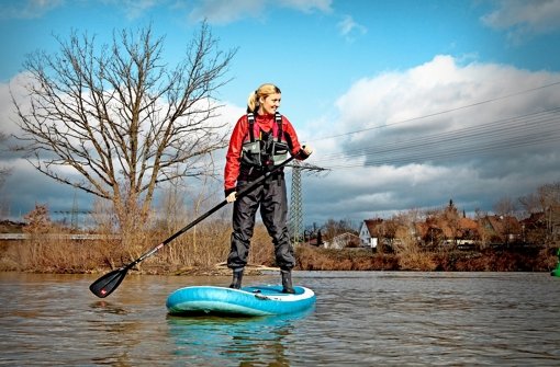 Anna Bröll sagt, mit ein bisschen  Übung  lerne jeder Neuling  schnell, im Stehen auf dem Board zu paddeln. Foto: factum/Granville