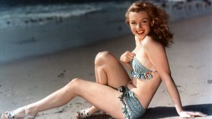 Auch Legenden fingen mal in einem Bikini an: Die junge Marilyn Monroe - auf dieser undatierten Aufnahme noch unbekannt und brünett - als Bikinimodell am Strand. Weit entfernt vom heutigen Schönheitsideal der Hungerhaken ... Foto: AP