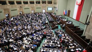 Das Parlament berät über das umstrittene Mediengesetz. Foto: dpa/Wojciech Olkusnik