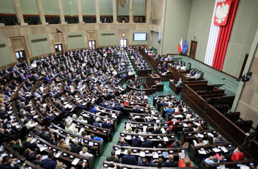 Das Parlament berät über das umstrittene Mediengesetz. Foto: dpa/Wojciech Olkusnik