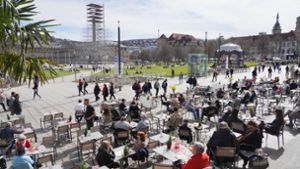 Die Außenbereiche der Stuttgarter  Cafés füllen sich mit den Temperaturen. v Foto: Andreas Rosar Fotoagentur-Stuttg/Andreas Rosar Fotoagentur-Stuttg