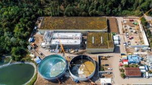 Die Biomüllvergärungsanlage – hier ein Luftbild vom August 2019– liegt mitten in einem Wald. Foto: BVB Biogutvergärung