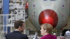 Macron und Merkel beim Flugzeugsteller Airbus – im Handelskonflikt mit den USA sind sich Deutschland und Frankreich einig, sonst reicht es aber oft nur zu kleinen Schritten. Foto: dpa