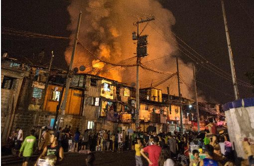 In einem Armenviertel in Manila wütete eine Großbrand und zerstörte zahlreiche Häuser. Foto: AFP