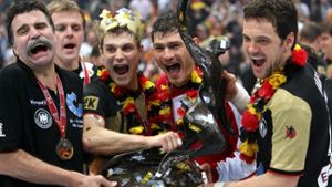 Heiner Brand (li.): WM-Triumph mit den deutschen Handballern 2007 Foto: dpa