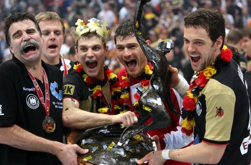 Heiner Brand (li.): WM-Triumph mit den deutschen Handballern 2007 Foto: dpa