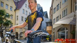 Ralph Schertlen mit dem Fahrrad unterwegs beim Plakatieren Foto: Lg/Leif Piechowski