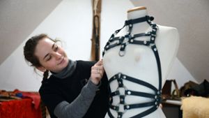 Sattlerin Viktoria Kottler arbeitet in ihrer Werkstatt an einem Ledergeschirr. Foto: dpa/Uli Deck