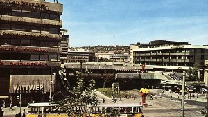 Der Kleine Schlossplatz in den 1970ern: Eine Betonplatte  über Straßen und Schienen, wo heute das Kunstmuseum ist. Foto: StN