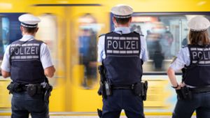 Die Polizei kontrolliert am Montag die Einhaltung der Maskenpflicht in Stuttgart. Foto: dpa/Sebastian Gollnow