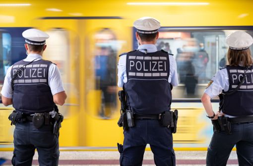 Die Polizei kontrolliert am Montag die Einhaltung der Maskenpflicht in Stuttgart. Foto: dpa/Sebastian Gollnow