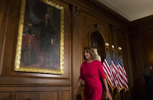 Nancy Pelosi, die Sprecherin des Repäsentantenhauses hat eine gewisse Vorliebe für rote Kleidung. Foto: AP