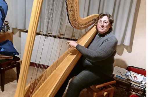 Susanne Marquard muss die 40 Kilogramm schwere Harfe genau austarieren.Fotos: Matthias Kuhn Foto:  