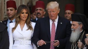 US-Präsident Donald Trump und First Lady Melania Trump betrachten den Schlüssel zur Grabeskirche in Jerusalem. Foto: POOL