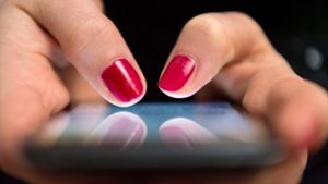 Bei der Betrugsmasche erhalten Betroffene demnach eine SMS auf ihr Smartphone, das die Verfolgung eines Pakets ankündigt. (Symbolbild) Foto: dpa/Sebastian Gollnow