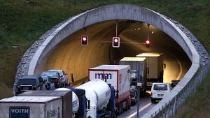 Der Engelbergtunnel ist eine Dauerbaustelle. Grund dafür ist Wasser, welches hohe Reparaturkosten verursacht. Noch eine Woche wird nachts von 23 bis 6 Uhr gebaut.  Foto: Kern
