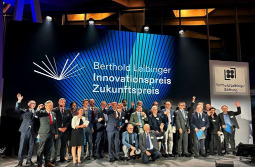 Viel Wissen auf einer Bühne: die Preisträger und Finalisten des Innovations- und Zukunftspreises der Berthold-Leibinger-Stiftung Foto: jse