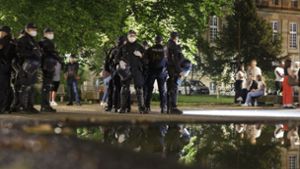 Mit Einbruch der Dunkelheit übernimmt die Polizei am Eckensee die Regie. Foto: Lichtgut/Julian Rettig