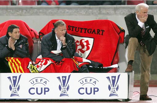 Andreas Brehme als Co-Trainer beim VfB Stuttgart zwischen Chefcoach Giovanni Trapattoni (re.) und dem damaligen Sportdirektor Herbert Briem in der Saison 2005/06. Es war Brehmes letzte Trainerstation. Foto: /Baumann