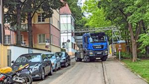 Die mehrachsigen Kipplaster für den Erdaushub sind beladen weit über 20 Tonnen schwer – und zu groß für die Straßen im Raitelsberg. Foto: Jürgen Brand