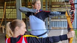 Sarah Kornau und Monika Weidt machen beide viel Sport – und teilen die Leidenschaft fürs  Bogenschießen. Foto: privat