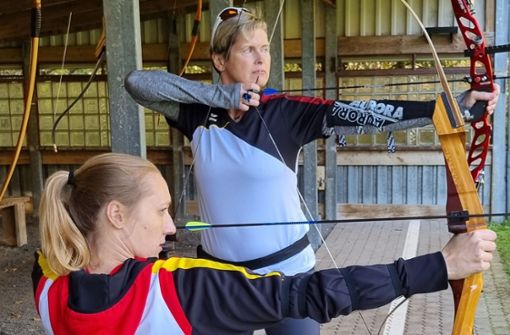 Sarah Kornau und Monika Weidt machen beide viel Sport – und teilen die Leidenschaft fürs  Bogenschießen. Foto: privat