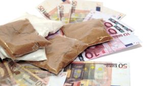 Die Polizei findet Geld, Drogen und Waffen. Foto: imago//n (Symbolbild)