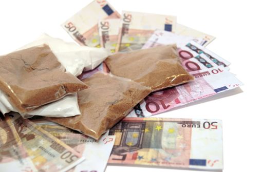 Die Polizei findet Geld, Drogen und Waffen. Foto: imago//n (Symbolbild)