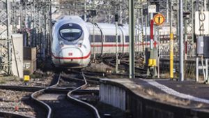 Ein ICE der Deutschen Bahn fährt in den  Hauptbahnhof in Stuttgart ein. Foto: imago/Arnulf Hettrich