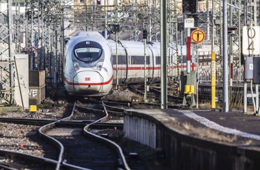 Ein ICE der Deutschen Bahn fährt in den  Hauptbahnhof in Stuttgart ein. Foto: imago/Arnulf Hettrich