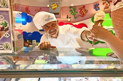 Salvatore Fratantonio betreibt in San Teodoro zwei Eisdielen. Foto: Caroline Holowiecki